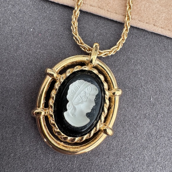 LOT 1637 18K gold plated Burberrys vintage necklace - Picture 8 of 8